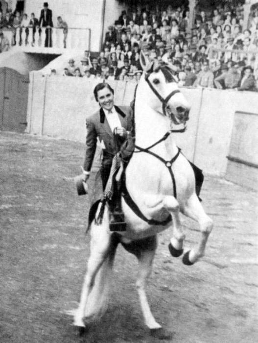 Conchita Cintron aka La Diosa Rubia, peruvian matador, here in Madrid od 