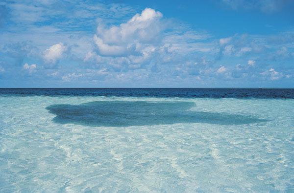 Clouds shadow in sea water (photo) 