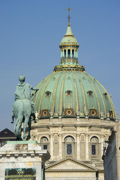 Equestrian statue of Frederick V (1723-66) with the dome of the Marmorkirken-Frederikskirken (photo) od 
