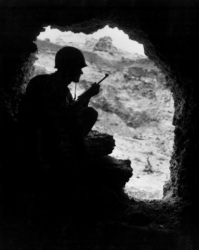 Pacific Front during Okinawa battle: US Marines sights on a Japanese Sniper od 