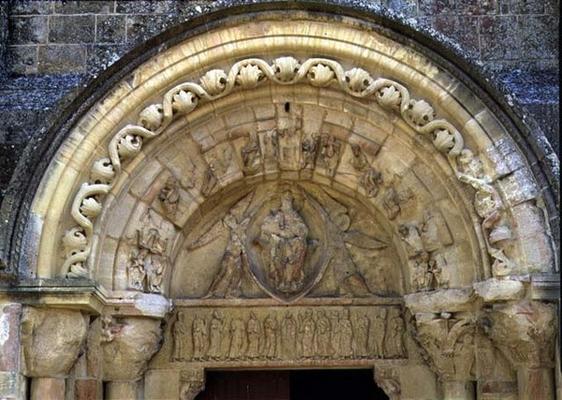 Portal tympanum depicting the Madonna and Child (photo) od 