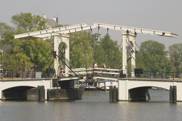 Skinny Bridge on Amstel River (photo)  od 