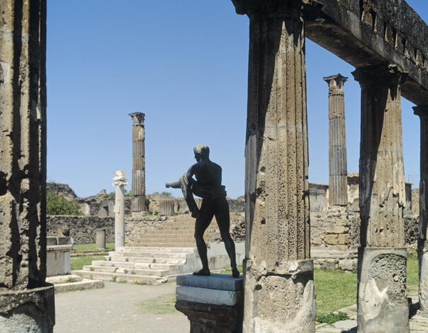 Statue and temple of Apollo (photo)  od 