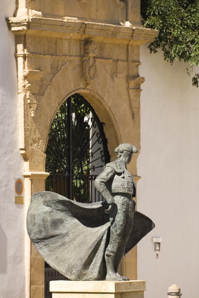 Statue of bullfighter Cayetano Ordonez outside the bullring (photo)  od 