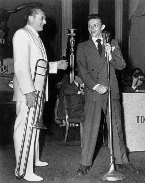 Tommy Dorsey and Frank Sinatra on stage in New York od 