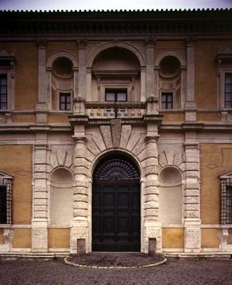 The facade, detail of the main entrance, designed by Giorgio Vasari (1511-74) Giacomo Vignola (1507- od 