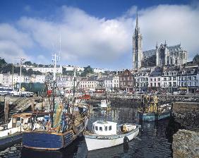 View of the harbour with St. Colemans Cathedral (photo) 