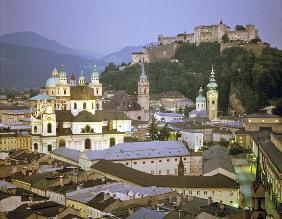 View over the city to Hohensalzberg castle fortress (photo) 