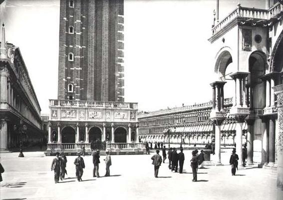 View of Piazza San Marco and the Loggetta from the Porta della Carta (b/w photo) od 