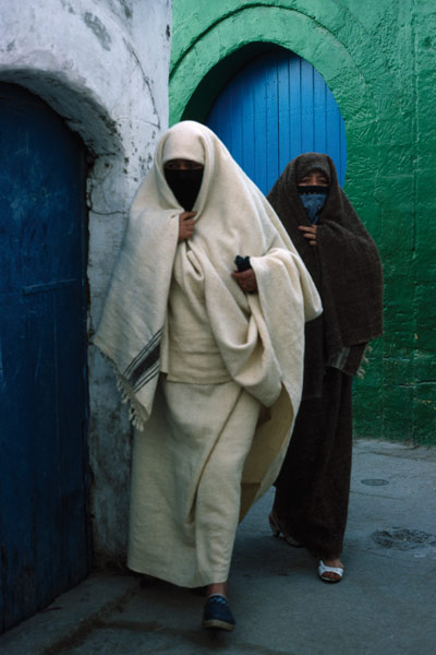 Women walking in the street, Essaouira (photo)  od 