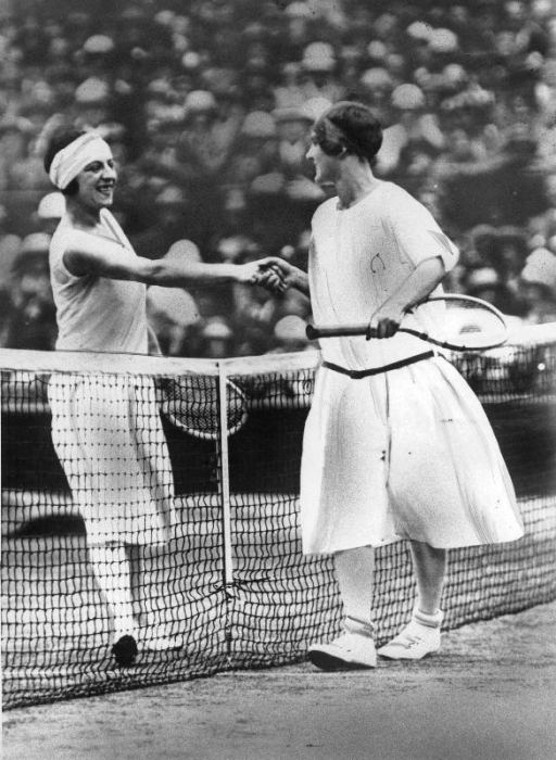 Women finalist of Wimbledon tennis Championship : miss Froy and Suzanne Lenglen od 