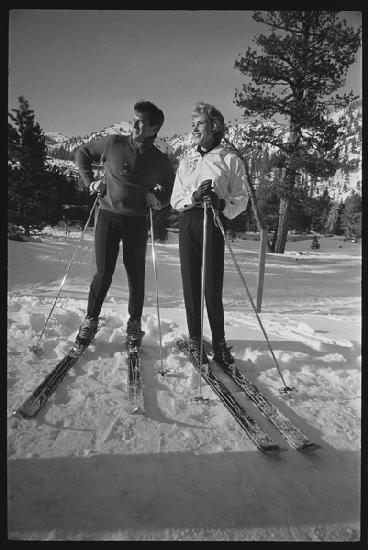 Janet Leigh and Tony Curtis on skis at the Winter Olympics, Squaw Valley, California