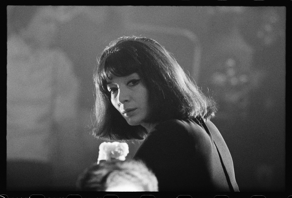 Juliette Greco in smokey nightclub od Orlando Suero