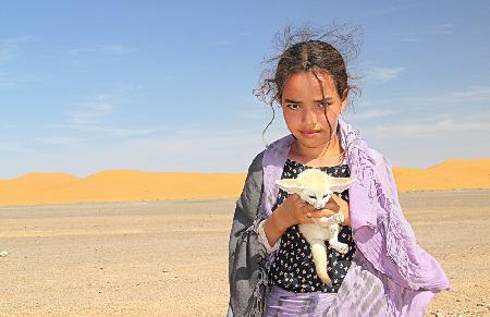 Niña con fanet