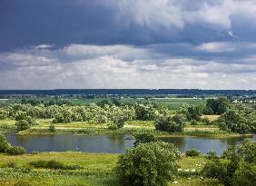 Regenwolken über dem Oderbruch