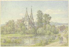 Dorf an einem Wasser, von Bäumen umgrenzt, in der Mitte ein burgähnlicher Bau sowie eine Kirche