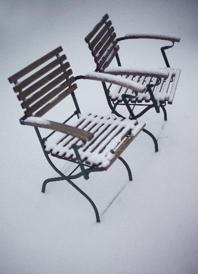Schneebedeckte Stühle od Peter Steffen