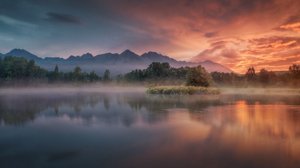 Daybreak by the lake od Peter Svoboda