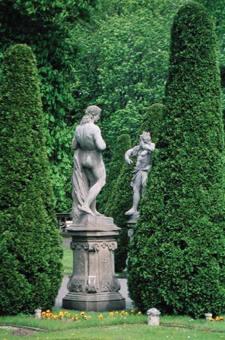 Statues and topiary in the garden (photo) od Polish School
