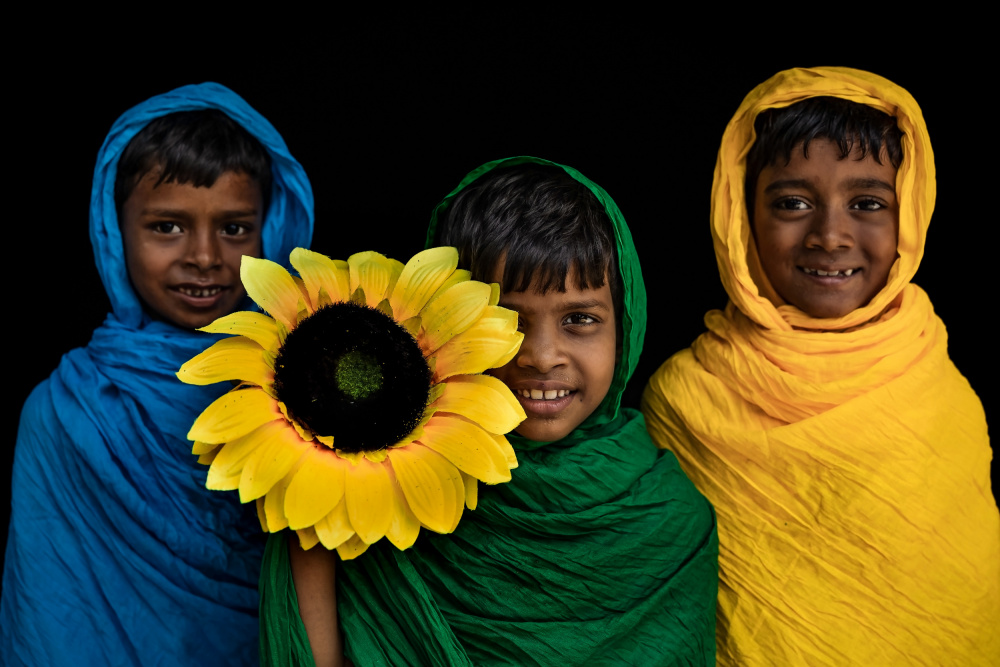 Child portrait with sunflower od Prithul Das
