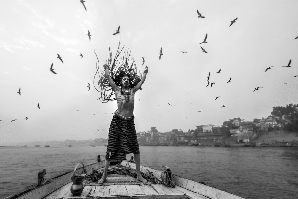 Naga Sadhu posing on boat at varanasi od Prithul Das