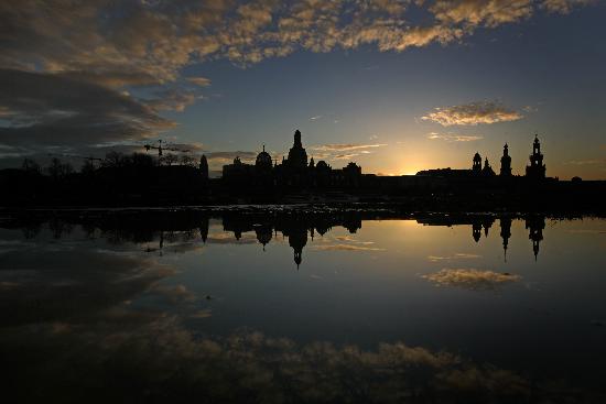 Dresden - Sonnenuntergang am Elbufer od Ralf Hirschberger