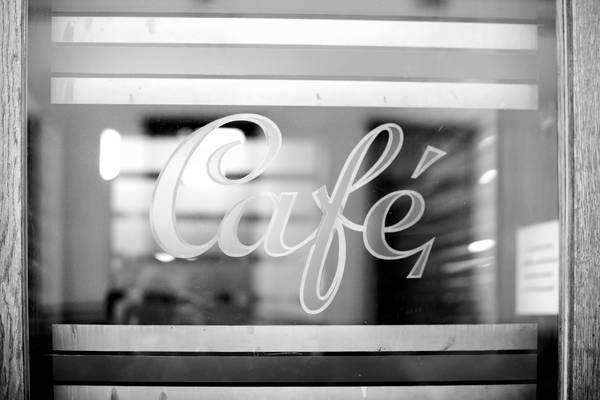 Fenster mit Aufschrift Cafe in einem Wiener Kaffeehaus. od Robert Kalb