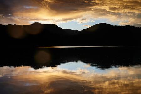 Abendrot mit Wolkenstimmung und Bergsilhouette am Almsee