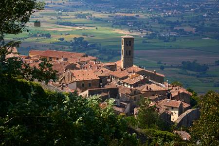 Blick von der Via Porta Montanina auf den Duomo di Cortona