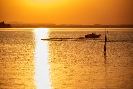 Goldgelbes Abendlicht amromantischen Lago Trasimeno See mit einem Bppt