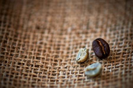 Kaffeebohnen auf einem Jutesack