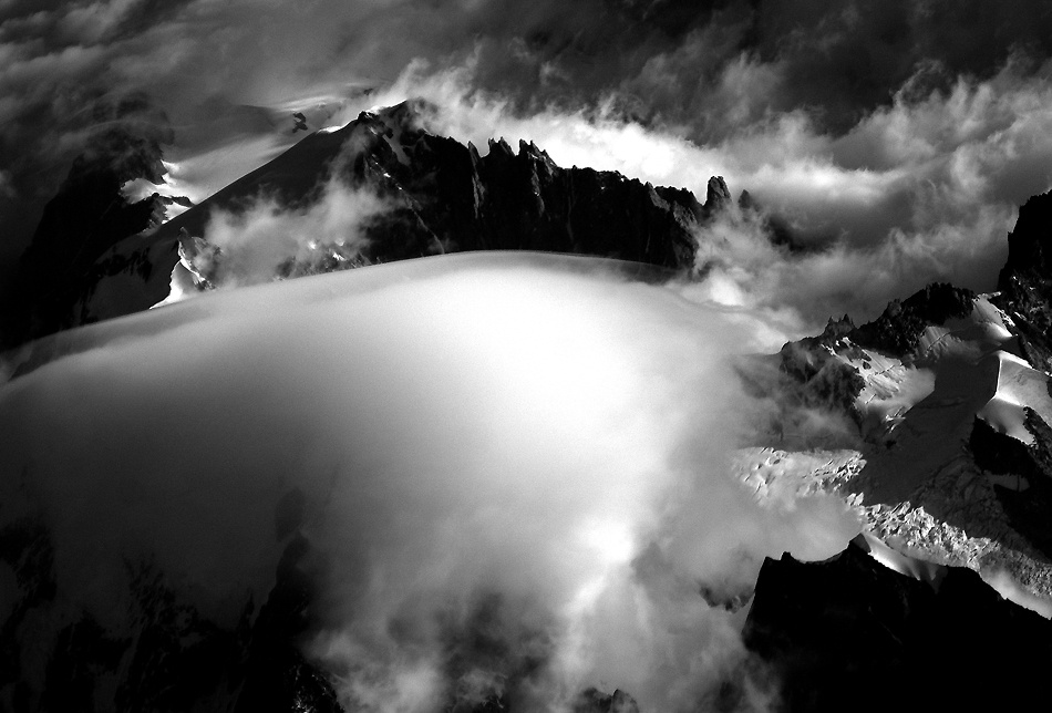 Sommet du Mount Blanc with clouds od Roberto GIUDICI