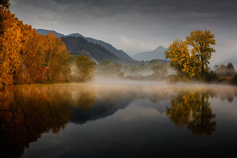 Autumn on the River Adda od Roberto Marini