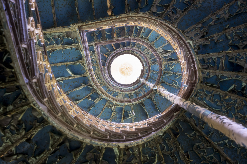 Blue Staircase od Roman Robroek