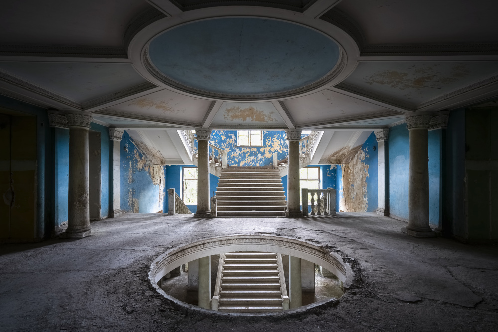 Dark Blue Staircase od Roman Robroek