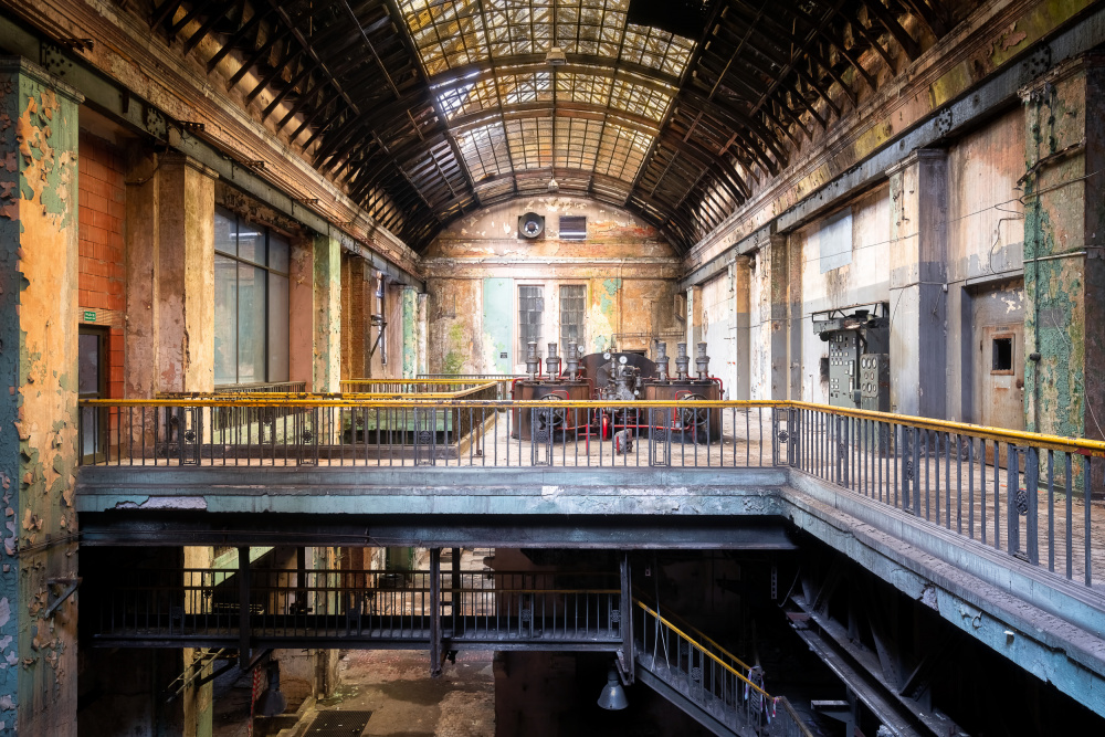 Industrial Hall in Decay od Roman Robroek