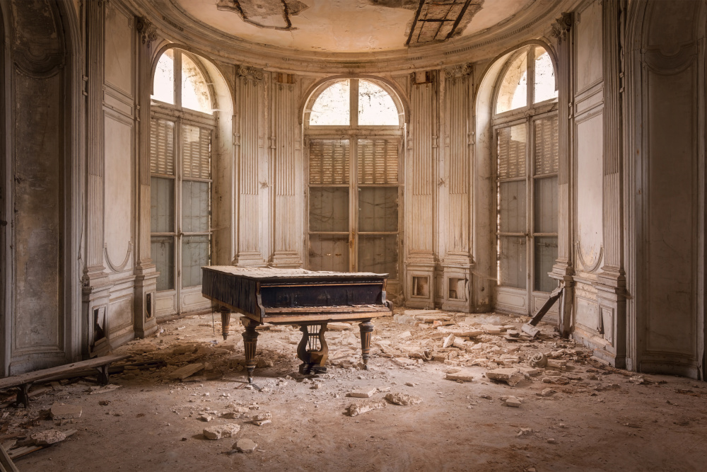 Piano in Decay od Roman Robroek