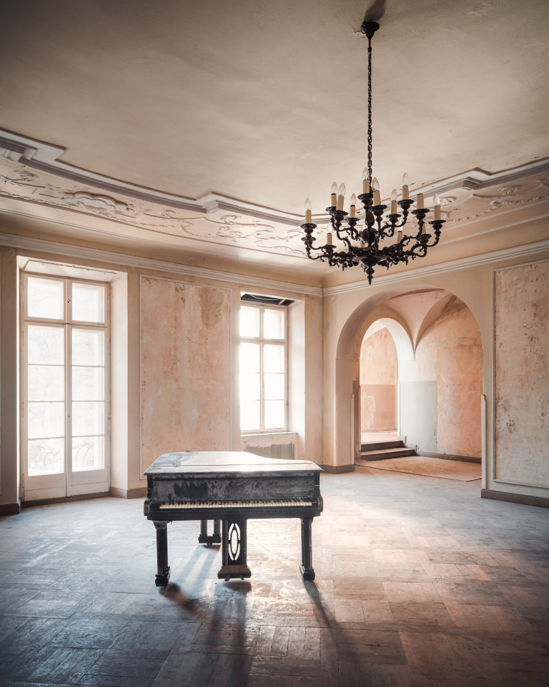 Piano in an Abandoned Castle od Roman Robroek