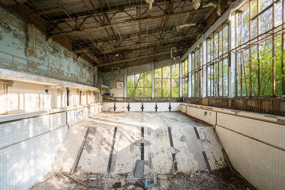 Swimming Pool in Chernobyl od Roman Robroek