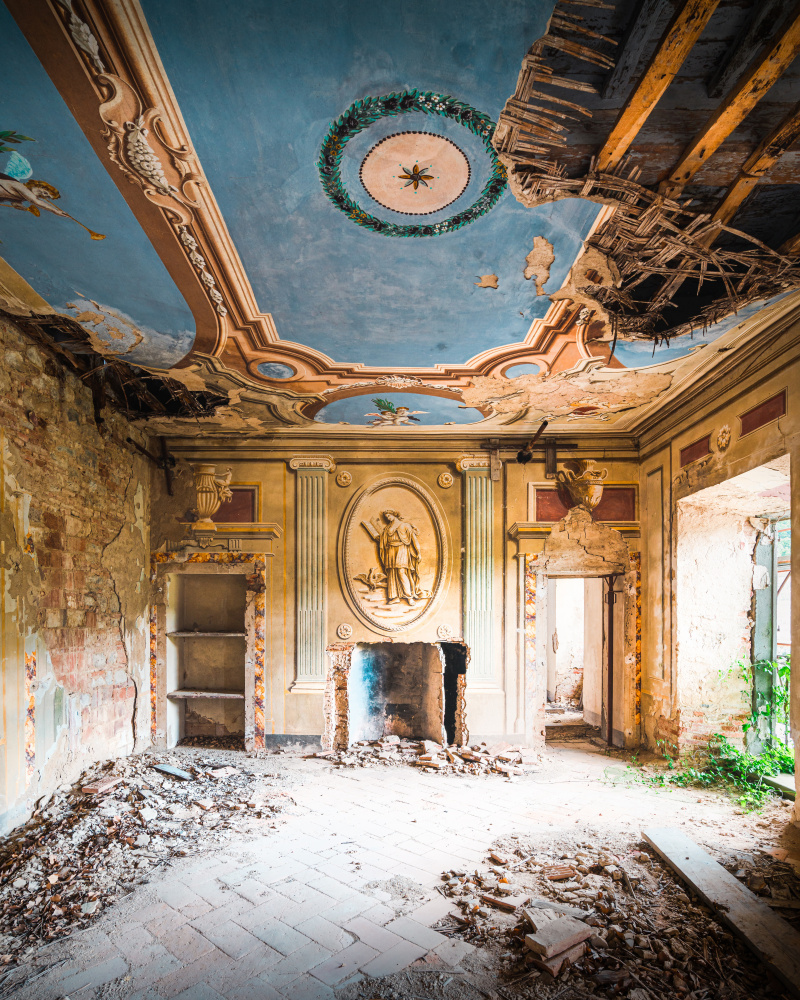 Abandoned Villa with Fresco od Roman Robroek
