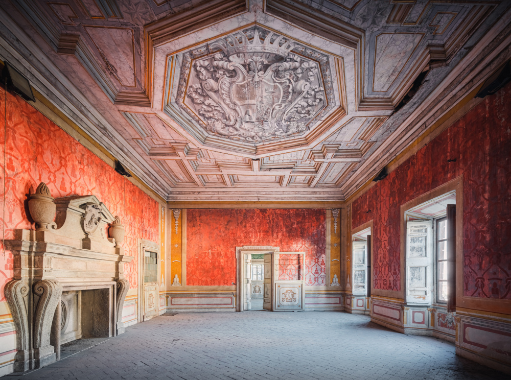 Abandoned Red Room od Roman Robroek