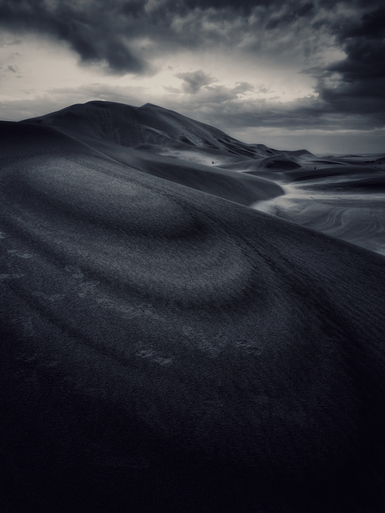 black and white dune od Saleem G Alfidi
