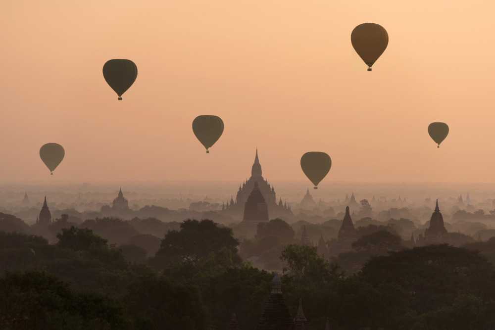 Bagan, balloons flying over ancient temples od Sarawut Intarob