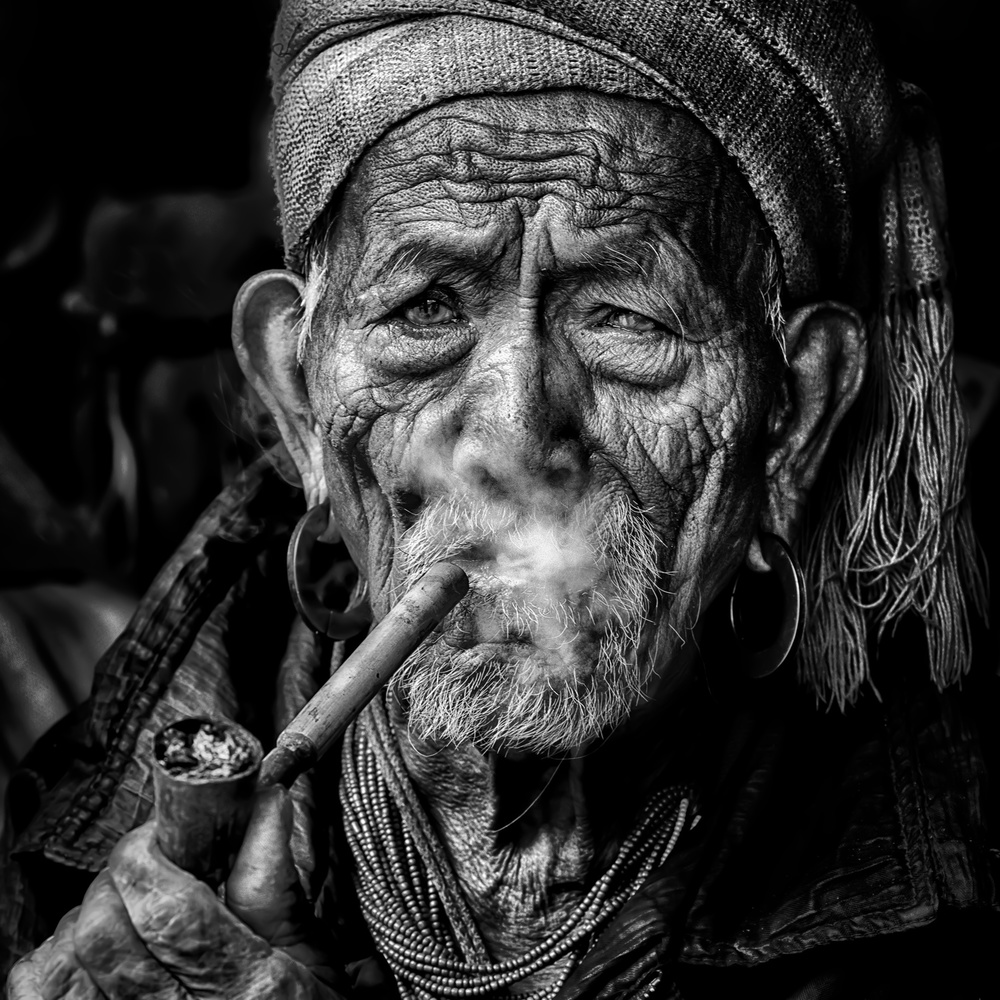 Elderly smoker od Sergio Pandolfini