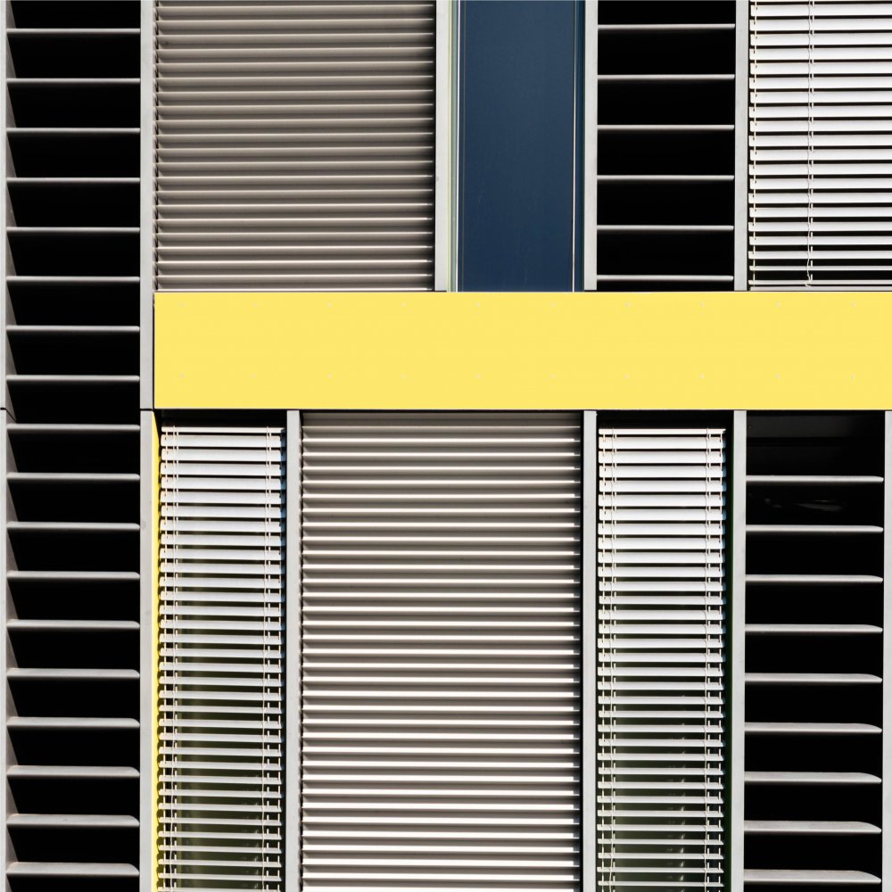 graphic facade with a yellow accent od Stephan Rückert
