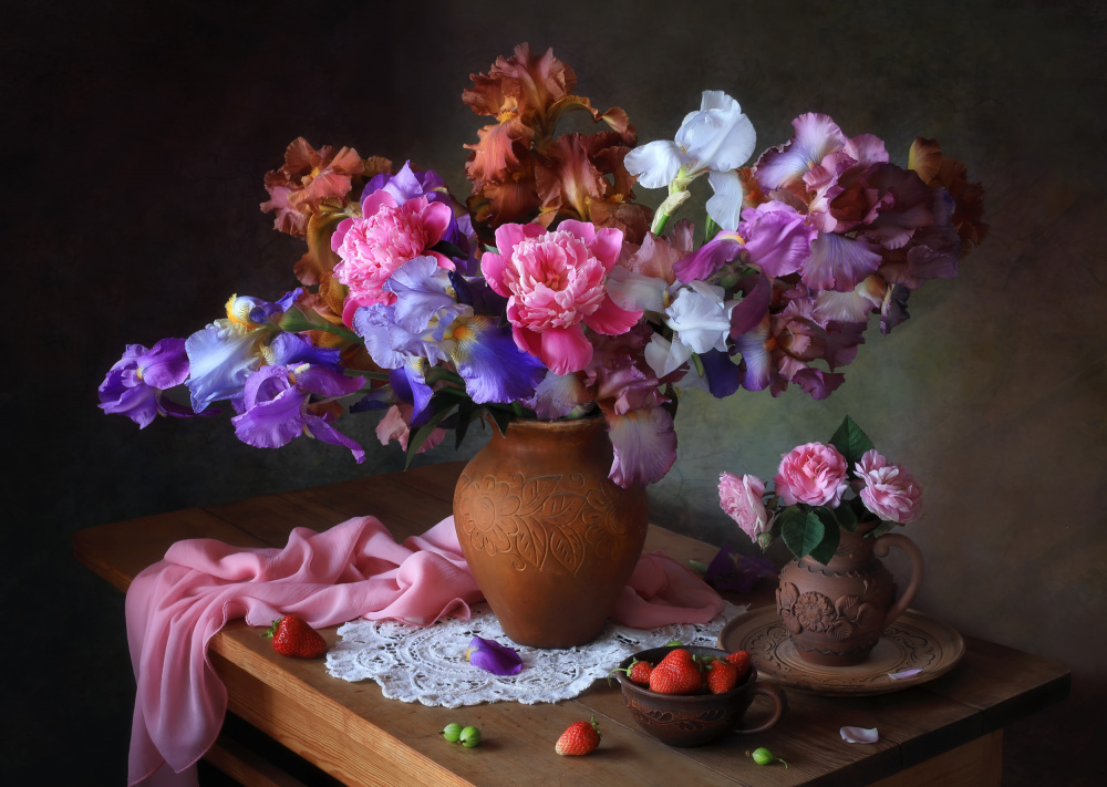 Still life with a bouquet of irises and berries od Tatyana Skorokhod (Татьяна