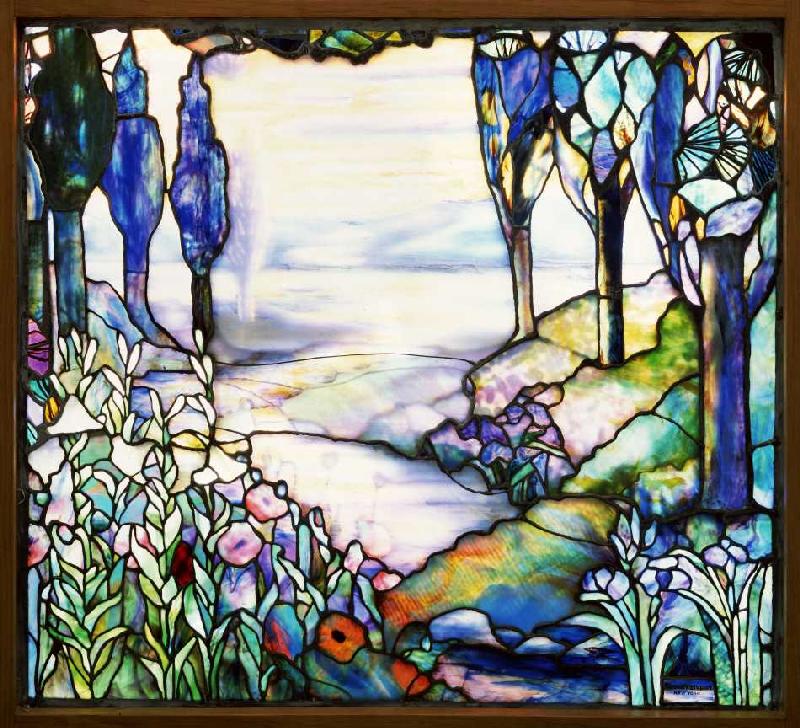 Flusslandschaft mit Blick auf eine Bergkette im Zwielicht mit Zypressen, Lilien, Mohnblumen und Iris od Tiffany Werkstatt