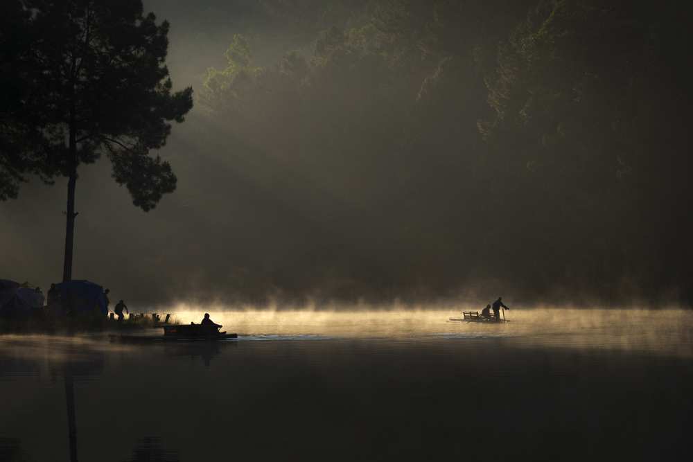 Morning On The Lake od Tippawan Kongto