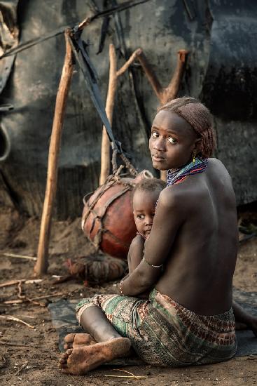 Dassenech mother and child at work