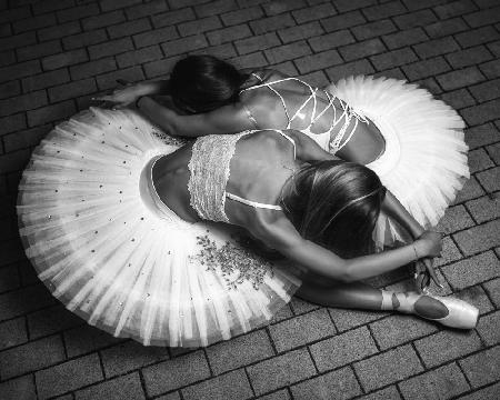 Two ballerinas BW